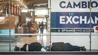 Escepticismo en el aeropuerto de Barajas ante el plan de Aena para limitar el acceso a los 'sin hogar': "Esto será ver para creer"