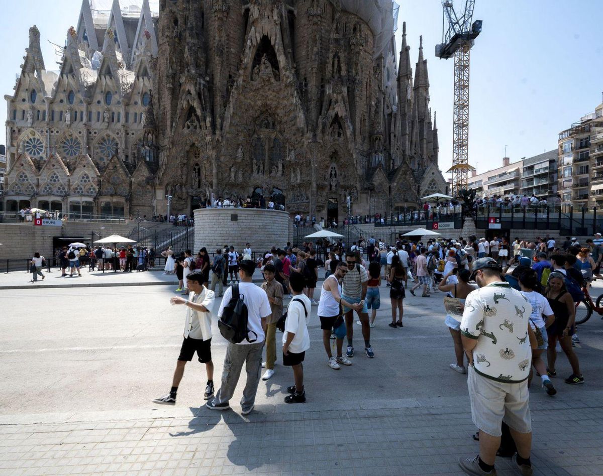 Obres contra rellotge a la plaça de Gaudí