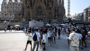 Obres contra rellotge a la plaça de Gaudí