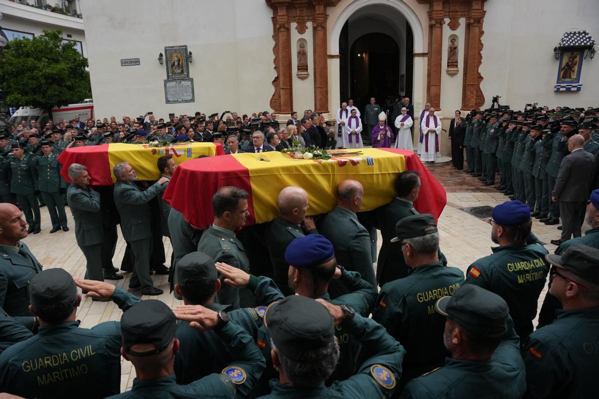 Los féretros llegan a la Iglesia de la Concepción en Huelva.