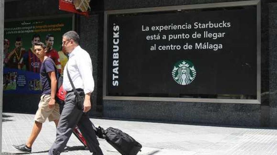 Los carteles que anuncian la inminente apertura del local de Starbucks Coffe en la calle Hilera.