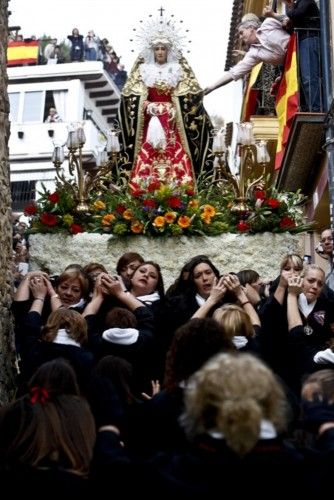 Alicante se vuelca con la procesión de Santa Cruz