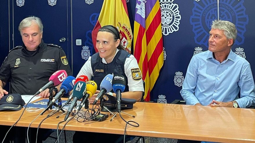 Von links nach rechts: Francisco Javier Santos, Leiter der Nationalpolizeiwache an der Playa de Palma, die bayerische Polizeibeamtin Julia Michel-Regiert und der deutsche Konsul Wolfgang Engstler bei der Pressekonferenz am 14. Juli. Michel-Regiert war für 21 Tage an der Playa de Palma im Einsatz.