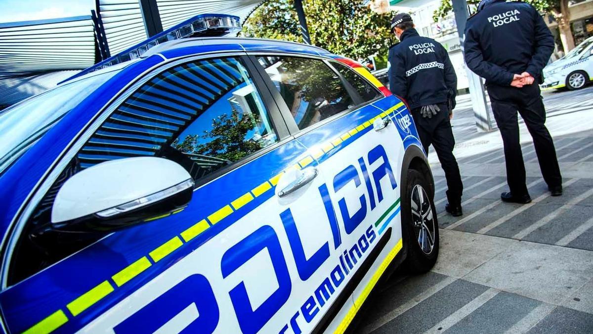 Agentes y vehículo de la Policía Local de Torremolinos.