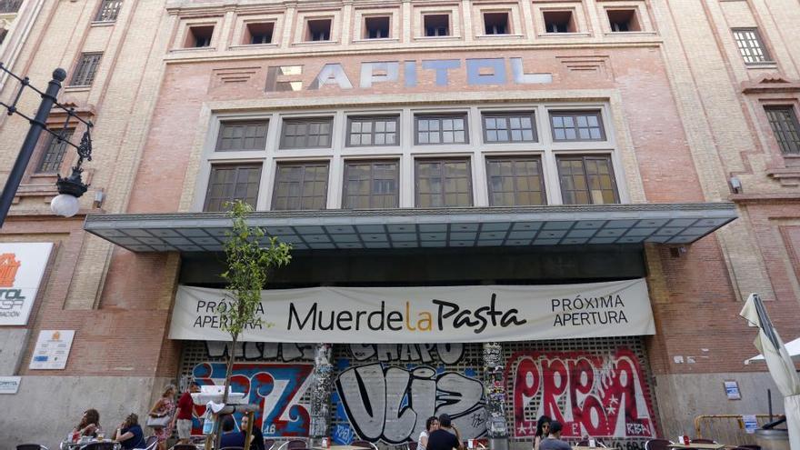 Fachada del cine Capitol antes de la apertura de Muerde la Pasta