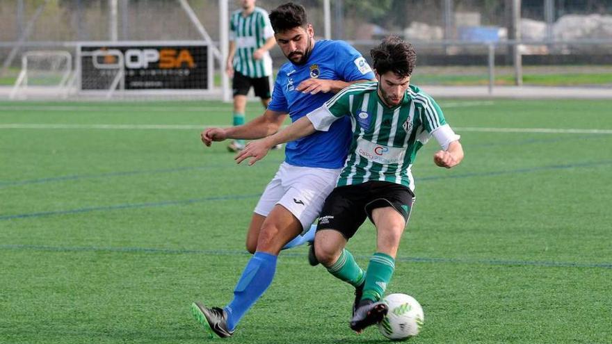 El verdiblanco Ernesto protege el balón ante Langarica.