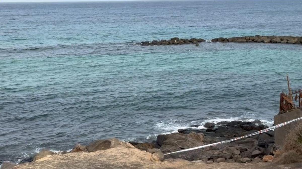 Precinto de la Policía Local de Teguise, ayer jueves, en la playa del Ancla, en Costa Teguise.