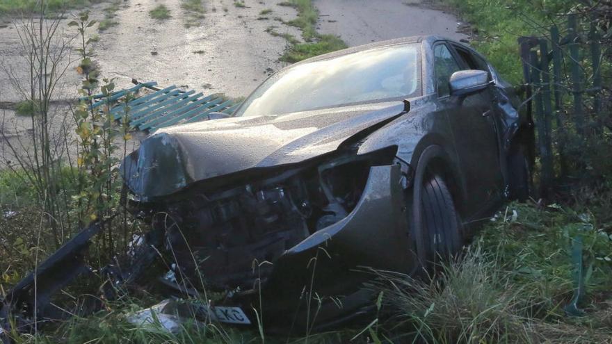 Un coche se empotra contra un muro en Alfonso Molina  | IAGO LÓPEZ