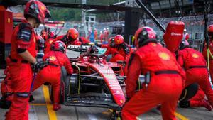 Carlos Sainz , condicionado por un lento pit stop tras Leclerc en Ferrari