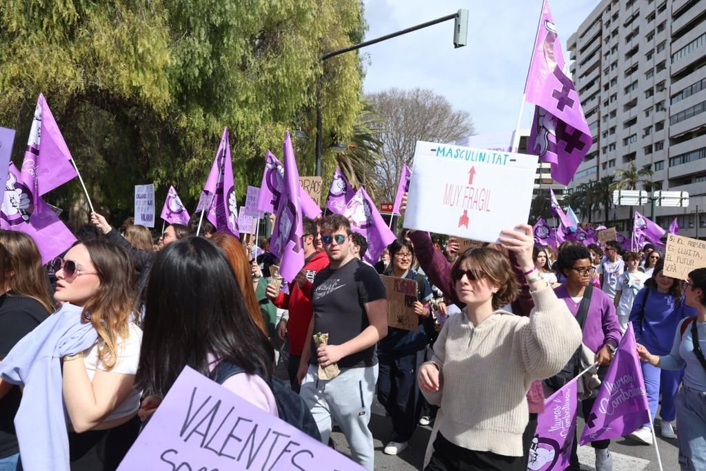 Las estudiantes toman las calles de València en el 8M