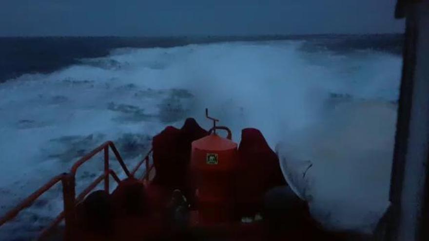 Así regresa la Salvamar Alnitak a puerto durante el temporal