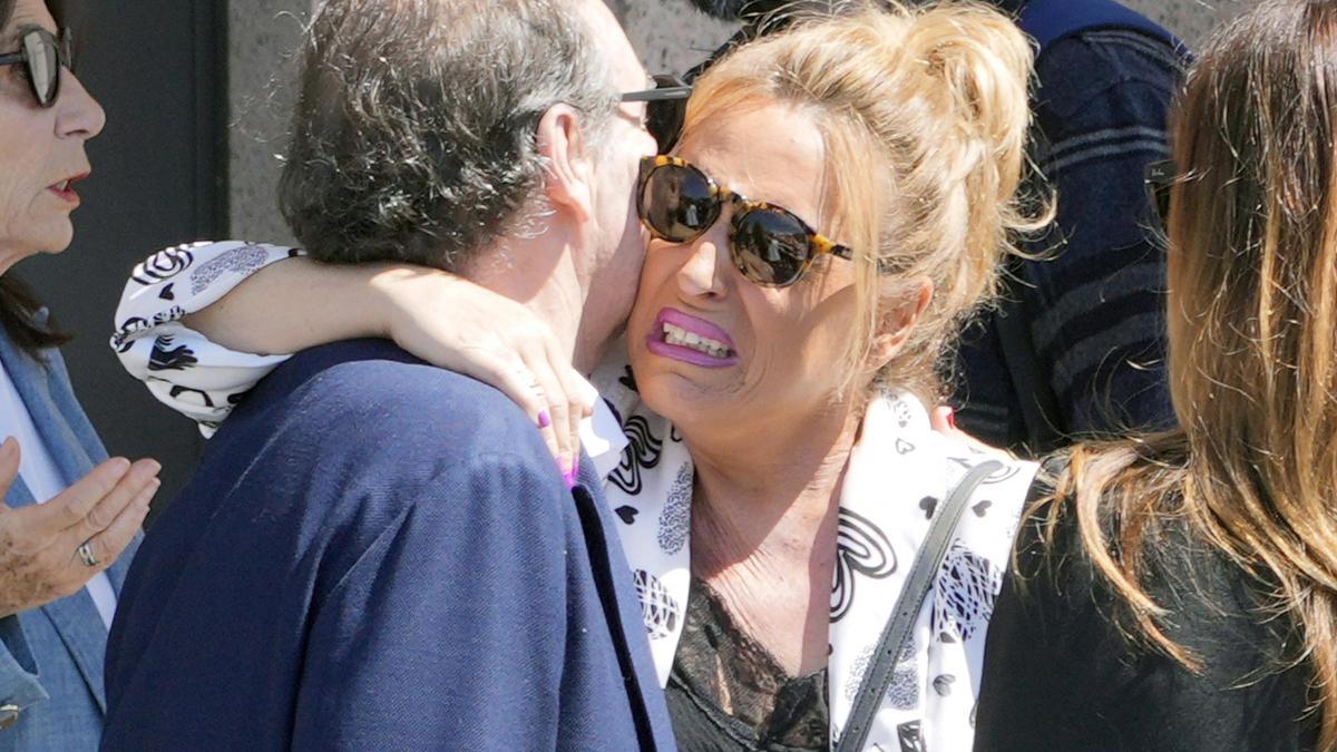 El gesto del marido de Lydia Lozano durante el funeral que no ha pasado desapercibido
