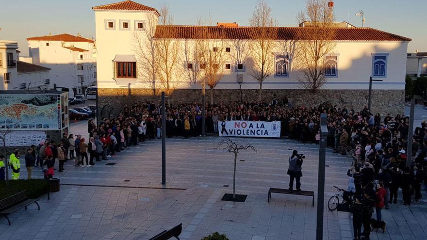 Concentración en Manilva en contra de la violencia en el municipio.