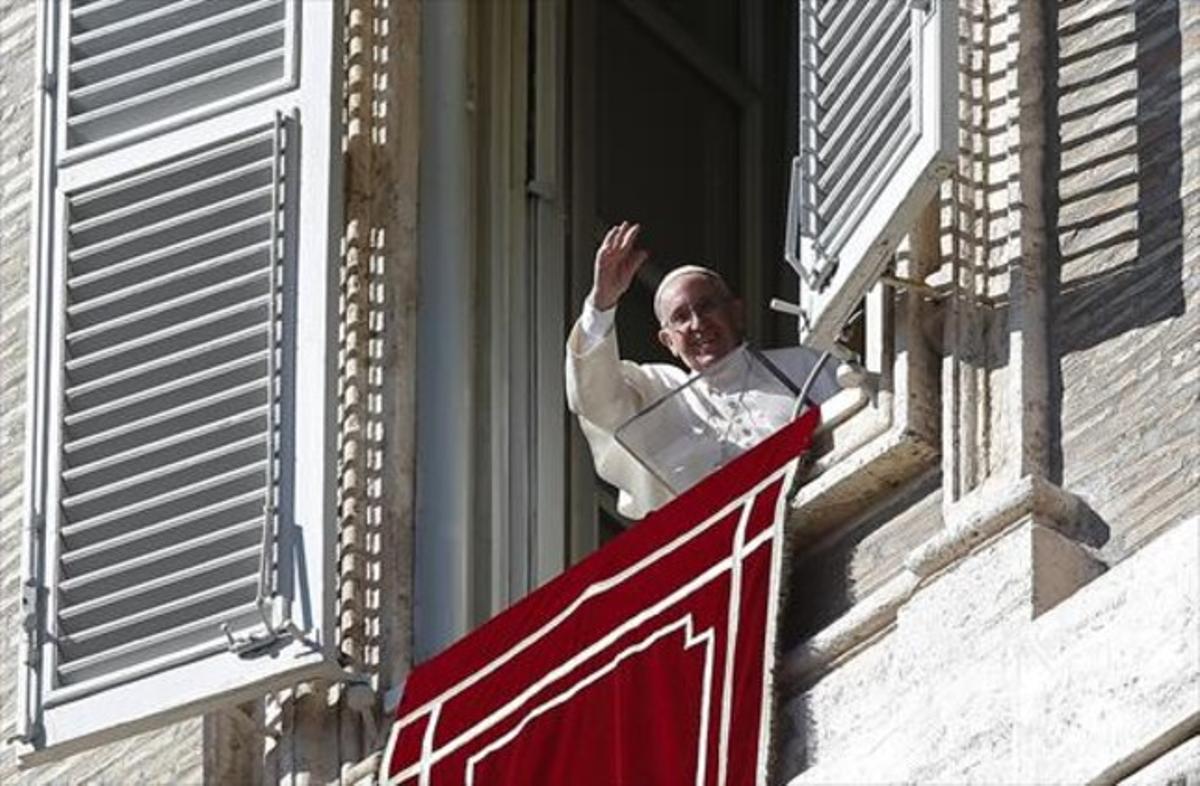 El Papa saluda somrient des de la finestra dels Palaus Apostòlics, a la plaça de Sant Pere, ahir.