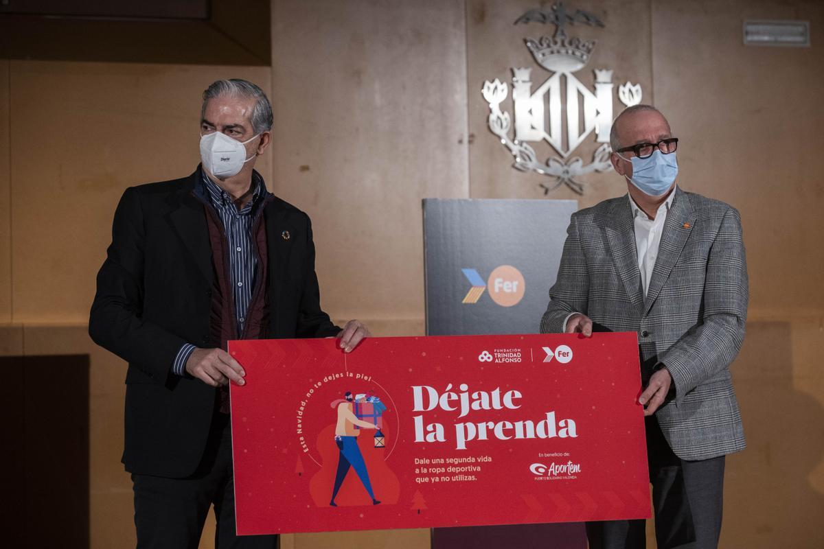 Paco Prado de Aportem recoge la aportación solidaria