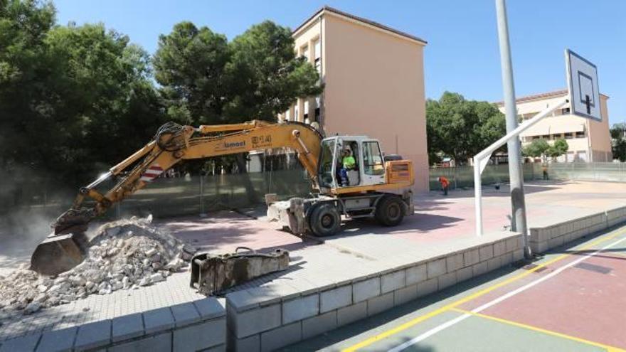 El colegio Jaime Balmes de Elche asiste desde ayer a las obras para dotarse de comedor.