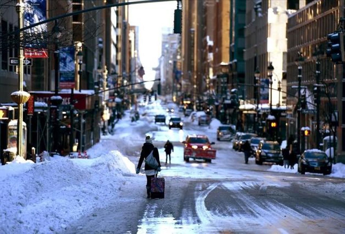 lpedragosa32530215 topshot   a woman walks with a suitcase down a sno160124200451