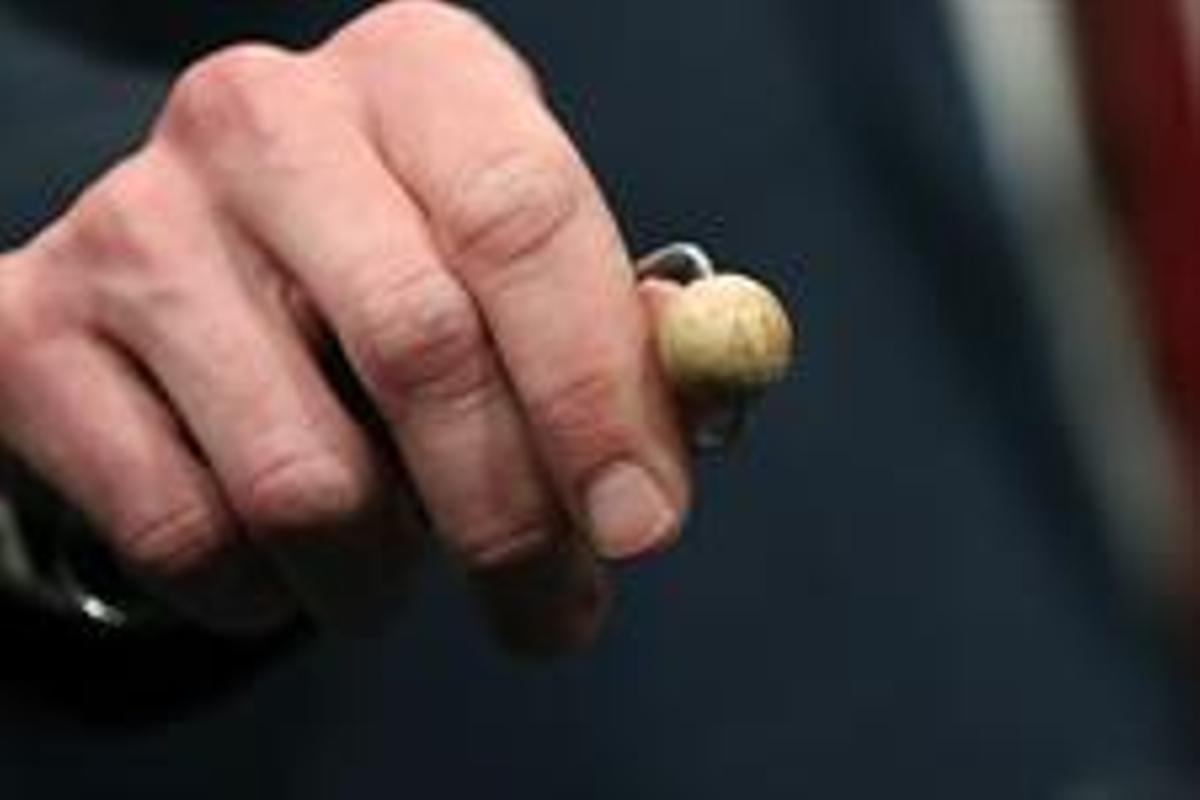 Un funcionario de Loterías y Apuestas del Estado muestra la bola del Primer Premio de la Lotería, conocido como "El Gordo", al inicio del Sorteo Extraordinario de la Lotería de Navidad, el más esperado del año, que repartirá hoy 2.380 millones de euros en premios (70 más que en 2016) a través de los 15 millones de premios que llenarán de alegría a miles de afortunados cuando los niños de San Ildefonso canten el número que llevan en sus bolsillos. EFE