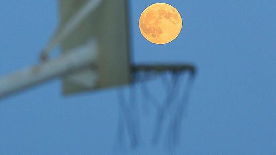 Una &#039;superluna&#039;, fotografiada el 29 de agosto en Alicante.