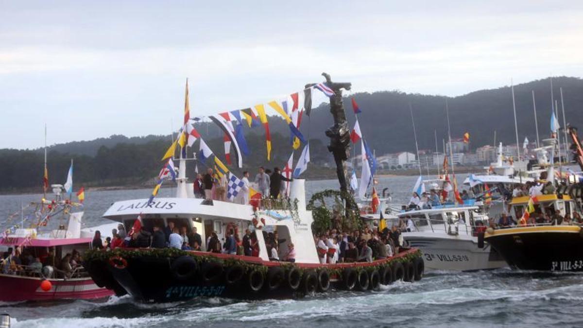 Procesión marítima de Cambados, con los barcos engalandos.