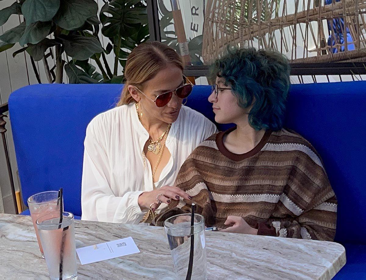 Jennifer Lopez y su hija Emme charlan en un restaurante de Hollywood
