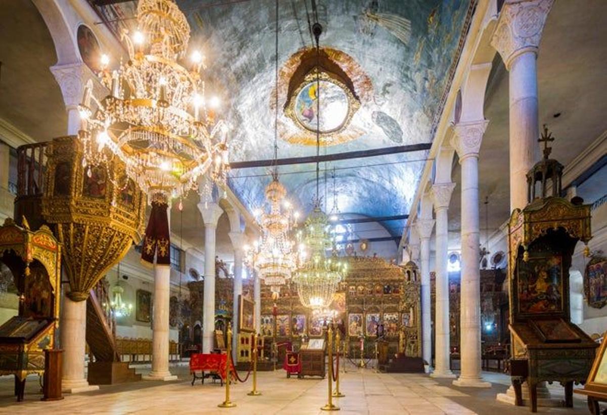 Interior de la iglesia ortodoza de San Demetrio en Bitola, construida en 1830.