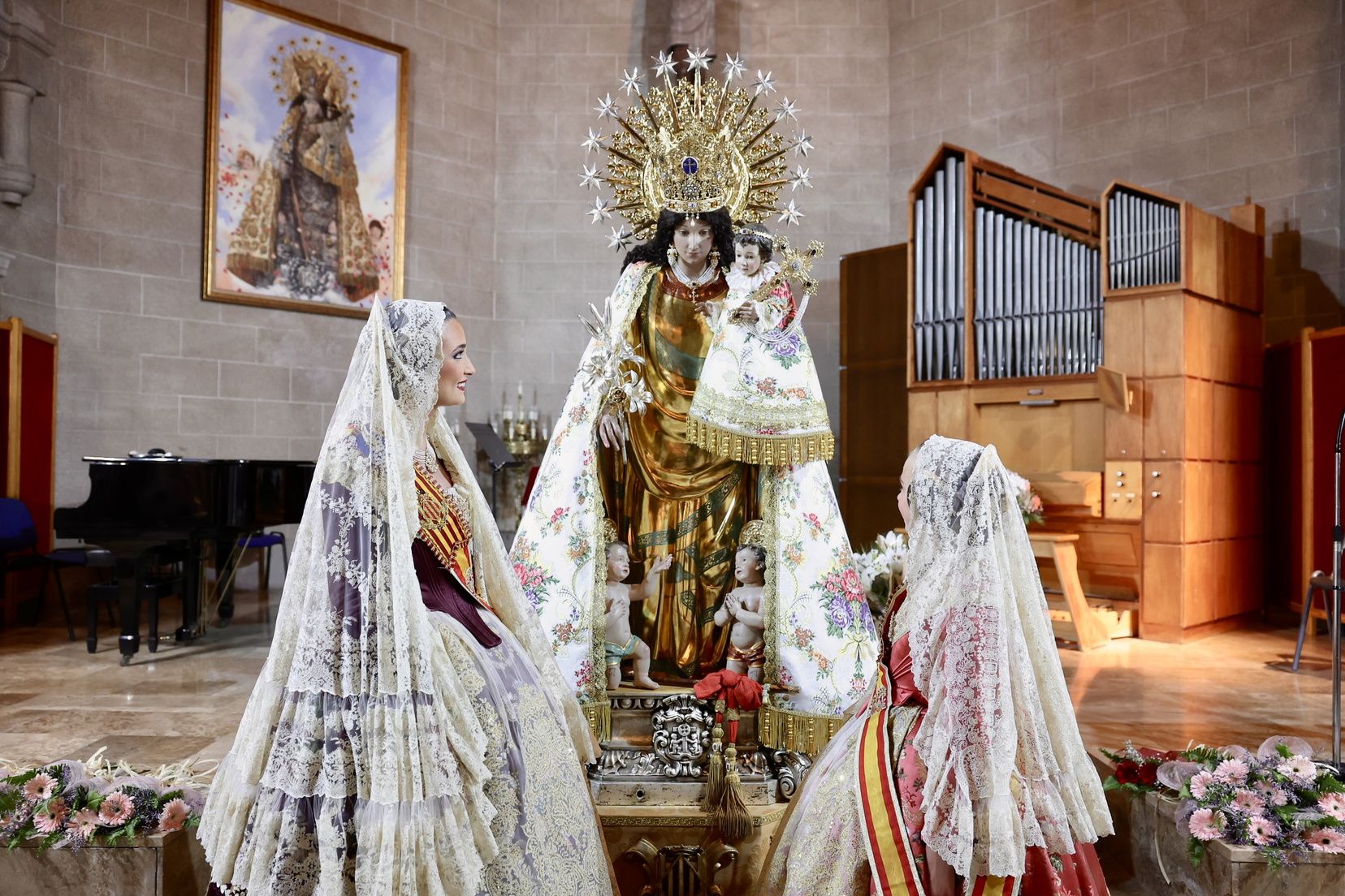 Así ha sido el Besamanos de las falleras mayores y cortes de honor 2025