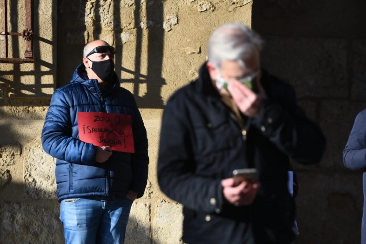 Concentración de los comerciantes y vecinos de la Judería, asfixiados por la crisis del covid