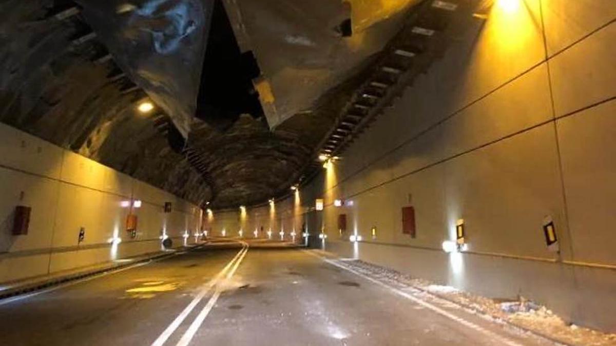Foto de archivo del desprendimiento del revestimiento del túnel Rañadoiro en 2019.
