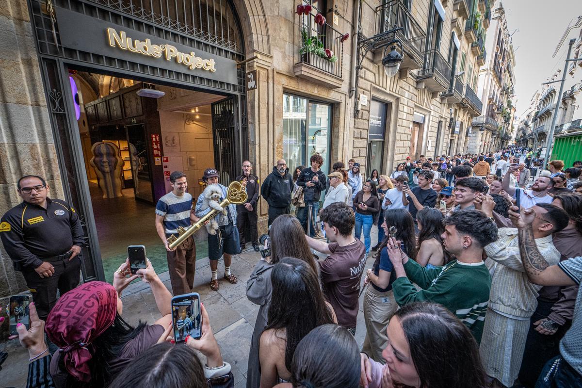 Colas en la inauguración de la mayor tienda de Nude Project en Barcelona: “He dormido en la calle para ser el primero”