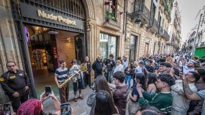 Colas en la inauguración de la mayor tienda de Nude Project en Barcelona: “He dormido en la calle para ser el primero”
