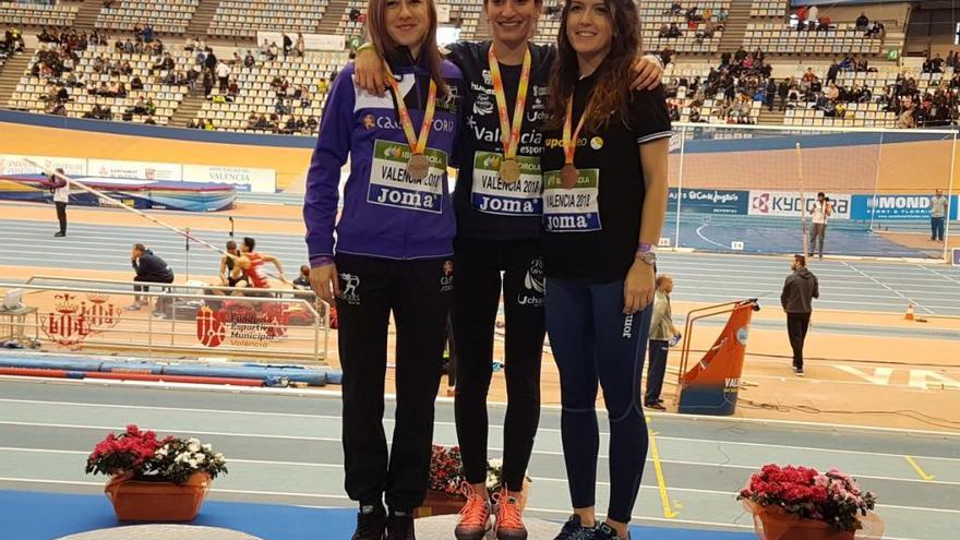 Saleta Fernández, en el centro, tras recibir el oro en altura.