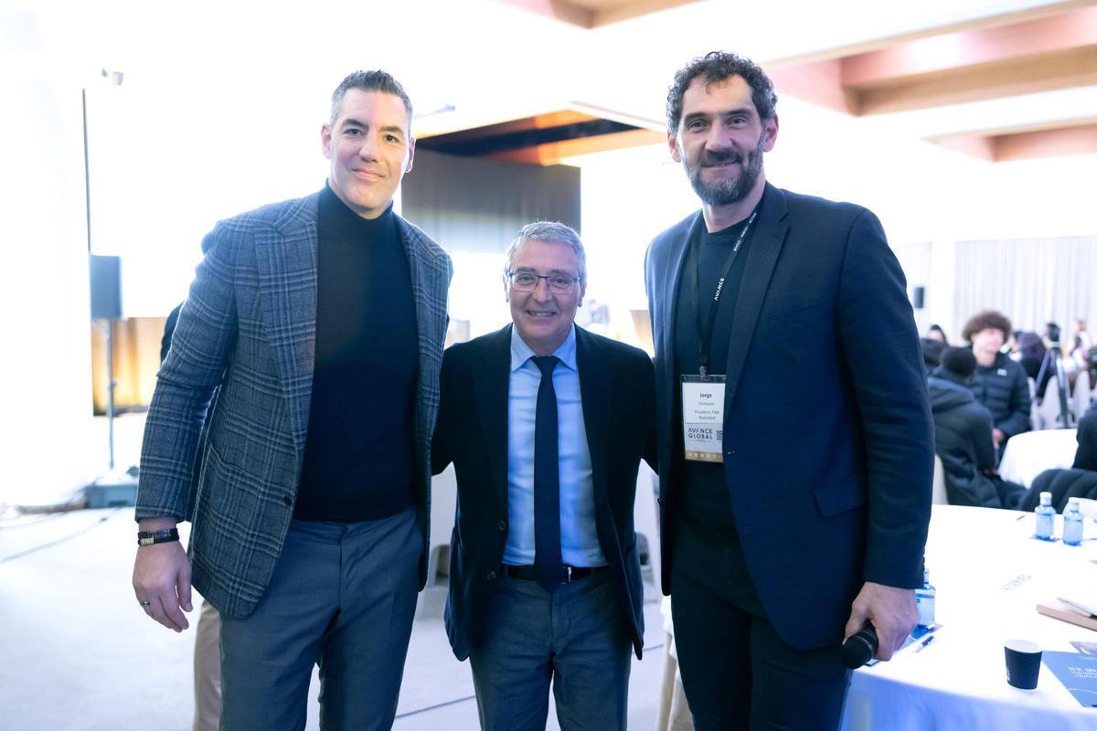 Francis Salado, entre Luis Scola y Jorge Garbajosa.