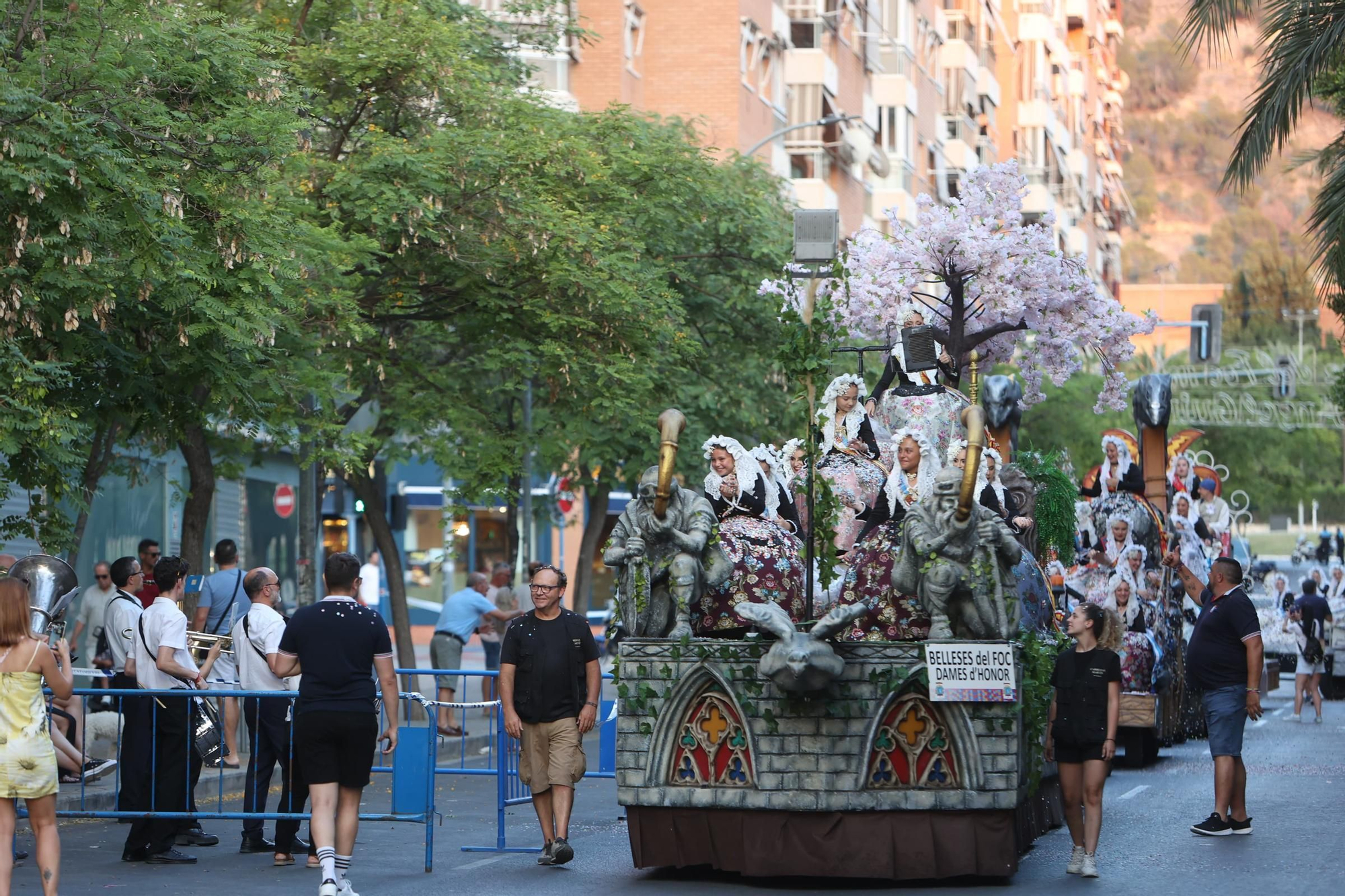 El Coso Multicolor llena Alicante de color en su nuevo recorrido