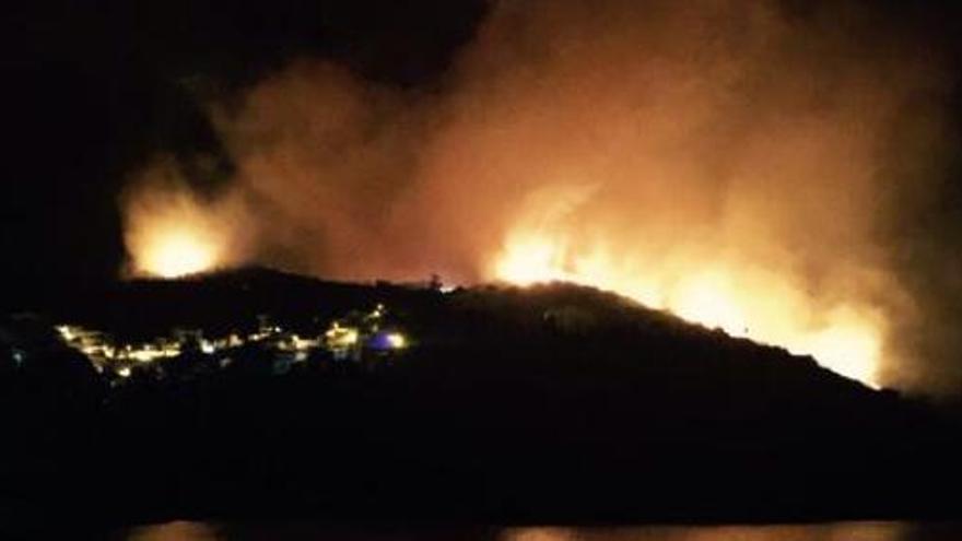 Un incendi a tocar de la N-260 a Portbou crema unes 20 hectàrees