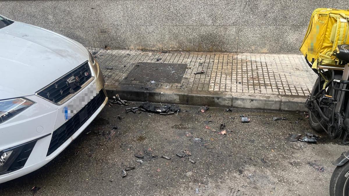 Restos de la explosión de la batería en la calle de Son Gotleu.
