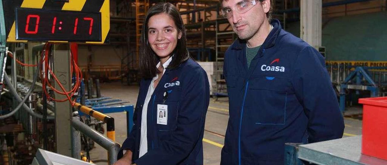 Uxía García, alumna de Ingeniería Aeroespacial, con su tutor Samuel Ramos en la fábrica de componentes aeronáuticos Coasa. // Iñaki Osorio