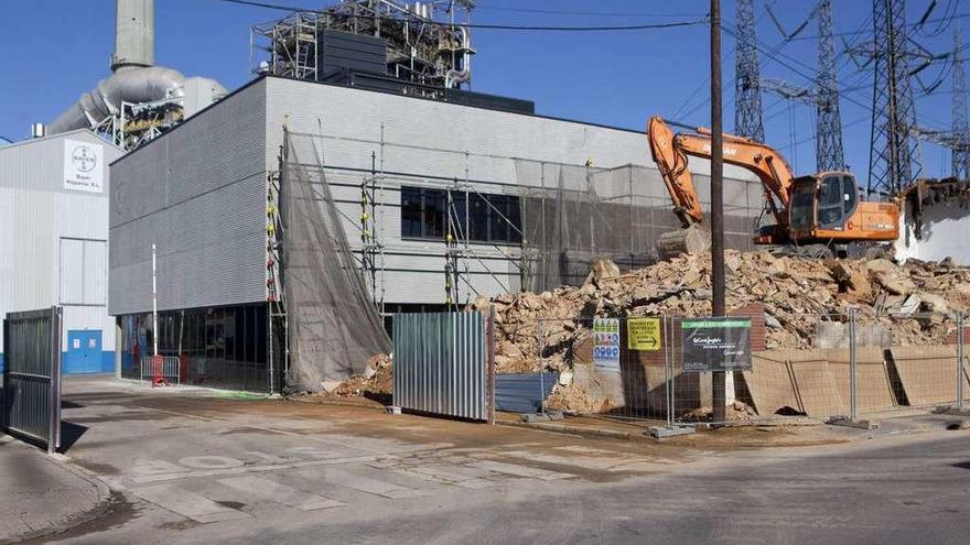 Obras de derribo del viejo edificio, ubicado a unos metros de la nueva construcción.