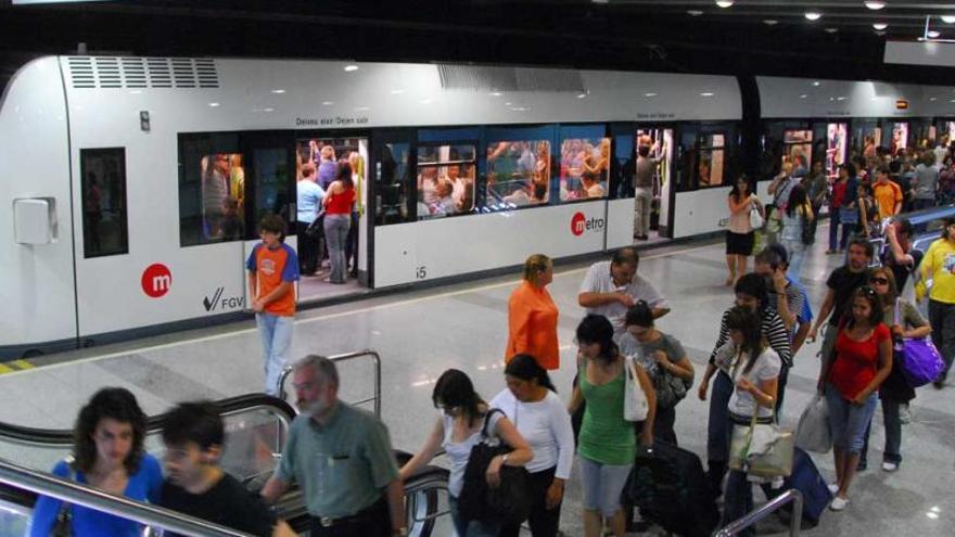 Las Corts instan al Consell a crear un metro nocturno