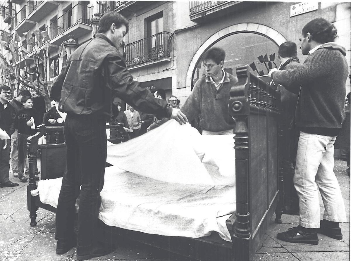 El FAGC posa un llit a la Rambla de Girona, el 1990.