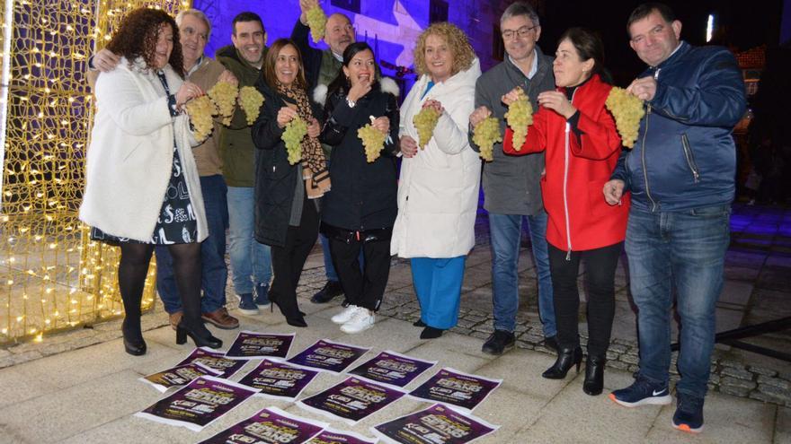 A alcaldesa de Mos, Nidia Arévalo, e os concelleiros do goberno local presentaron a festa desta noite.   | // D. P.