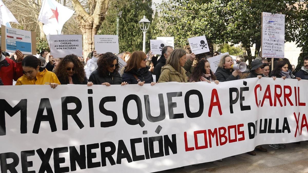 Todo listo en la Alameda compostelana para dar inicio a la manifestación "en defensa do mar"  y contra la gestión del vertido de pélets en las costas gallegas.