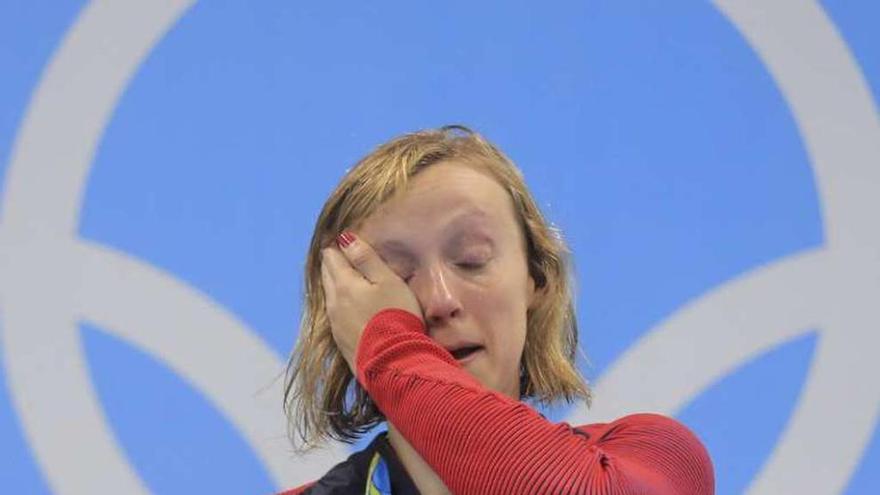Katie Ledecky llora en el podio tras recibir su medalla. // Efe