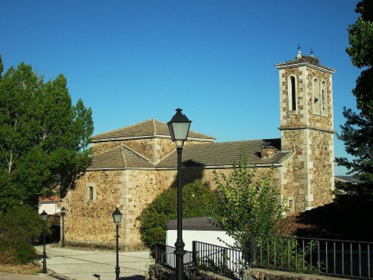 La Iglesia Parroquial de Santo Tomás Apóstol tiene una planta de cruz latina, y teja árabe en las cubiertas