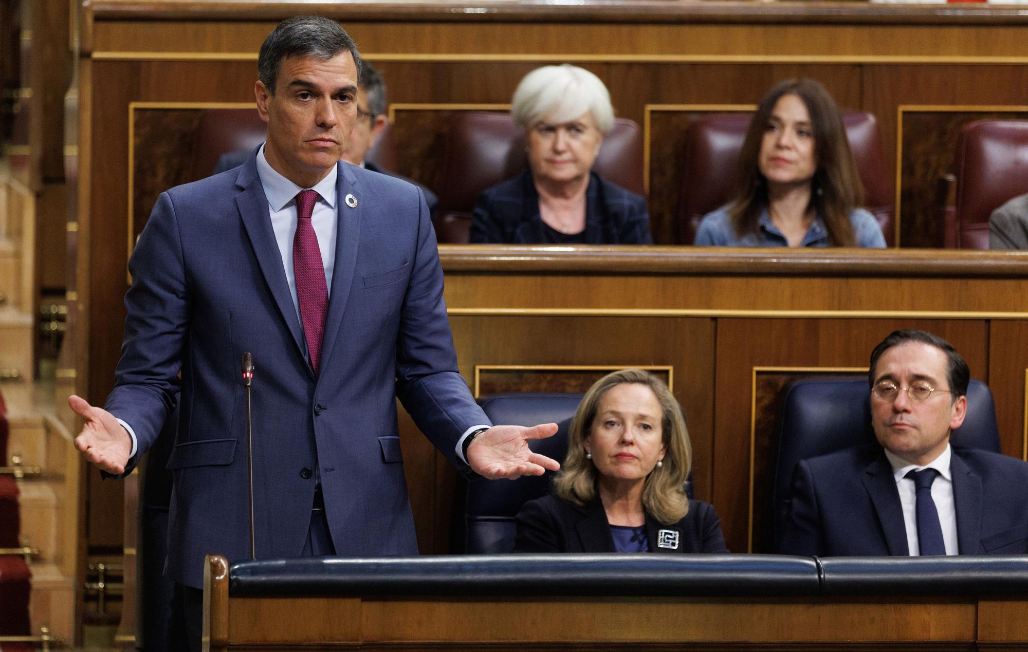 (I-D) El presidente del Gobierno, Pedro Sánchez; la vicepresidenta primera y ministra Nadia Calviño y el ministro de Asuntos Exteriores, Unión Europea y Cooperación, José Manuel Albares, durante una sesión plenaria en el Congreso.