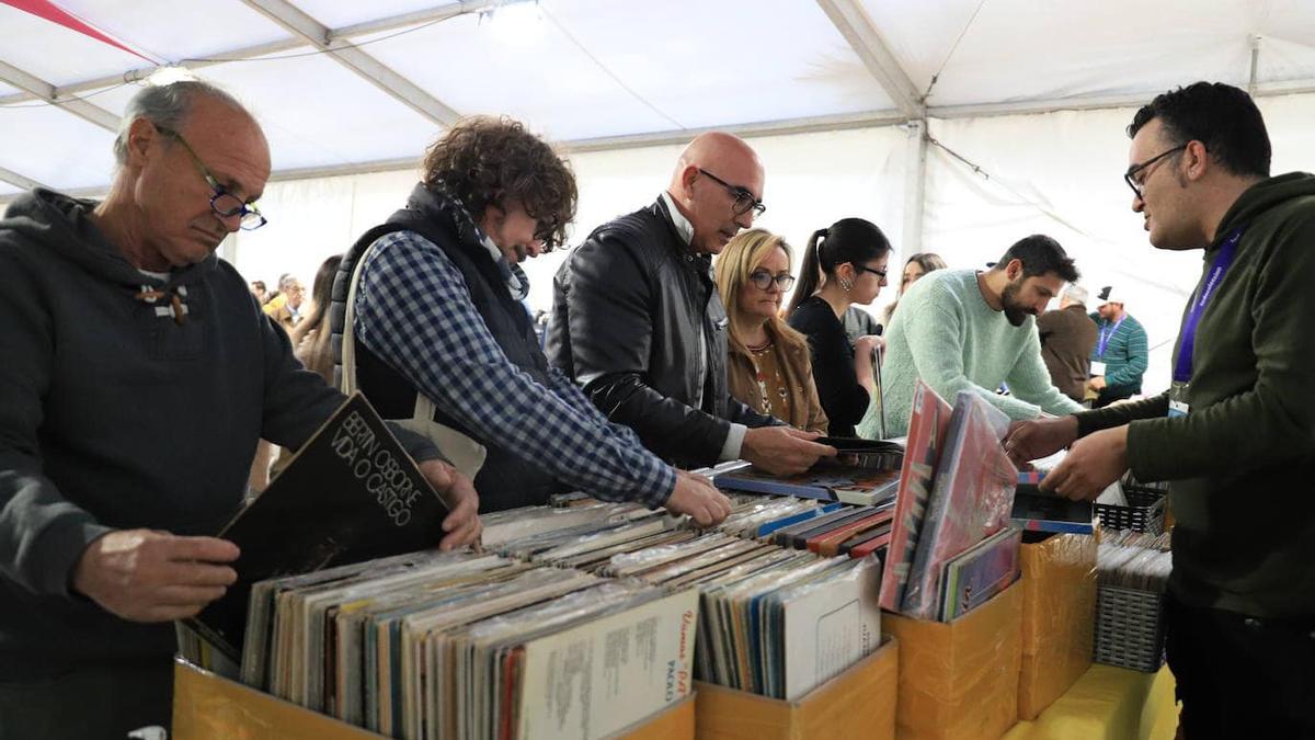 Visitantes observan artículos en uno de los stands.