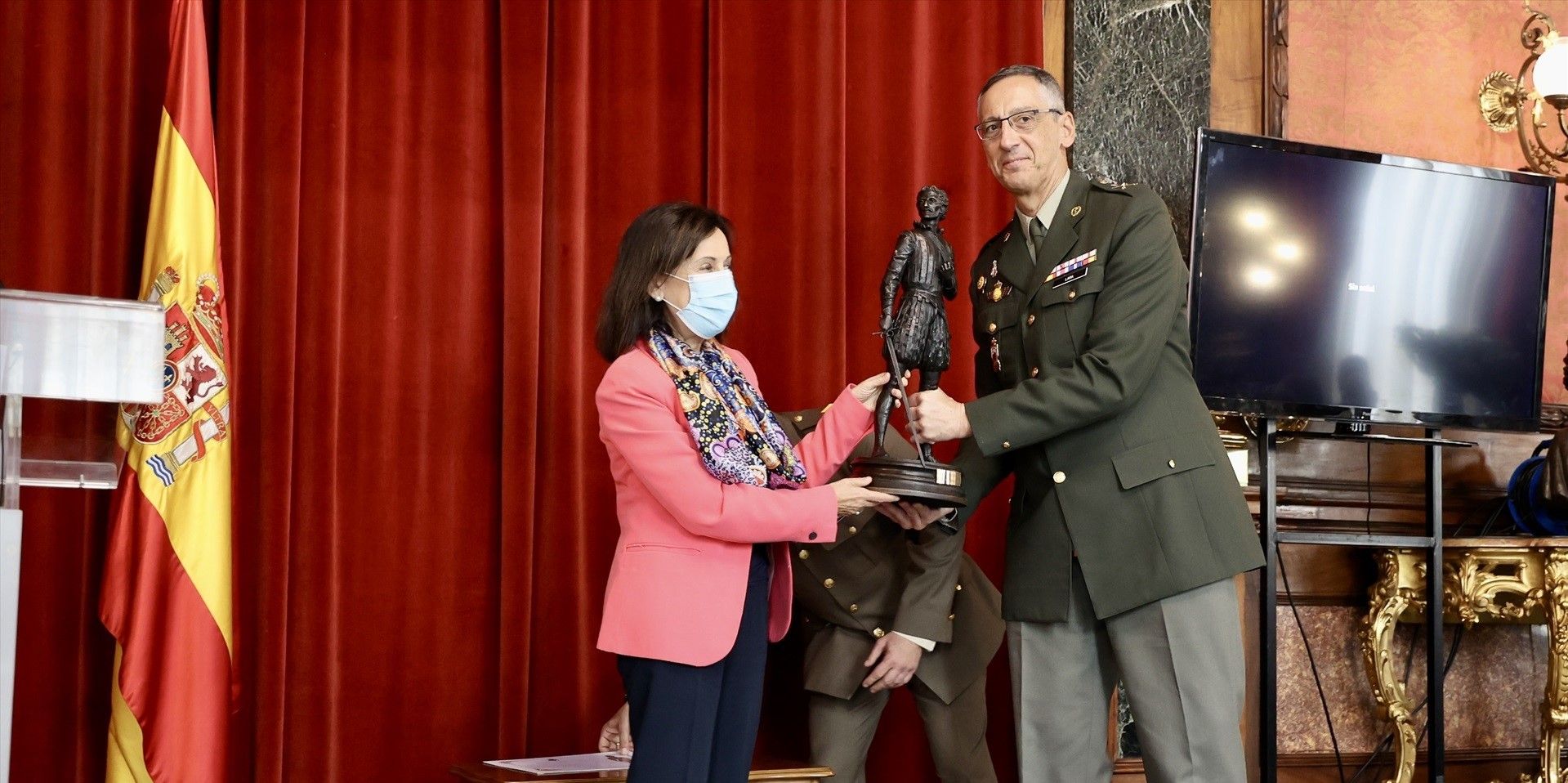 Momento de la entrega del premio al responsable del hospital Militar en Zaragoza.
