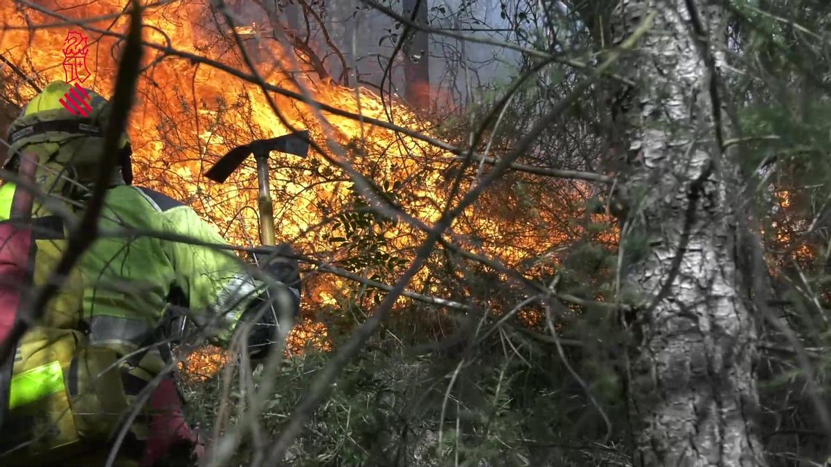 Bomberos y medios aéreos continúan intentando extinguir el fuego en Tàrbena
