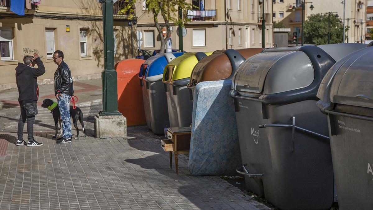 Restos de enseres domésticos en una zona de contenedores de Alcoy.