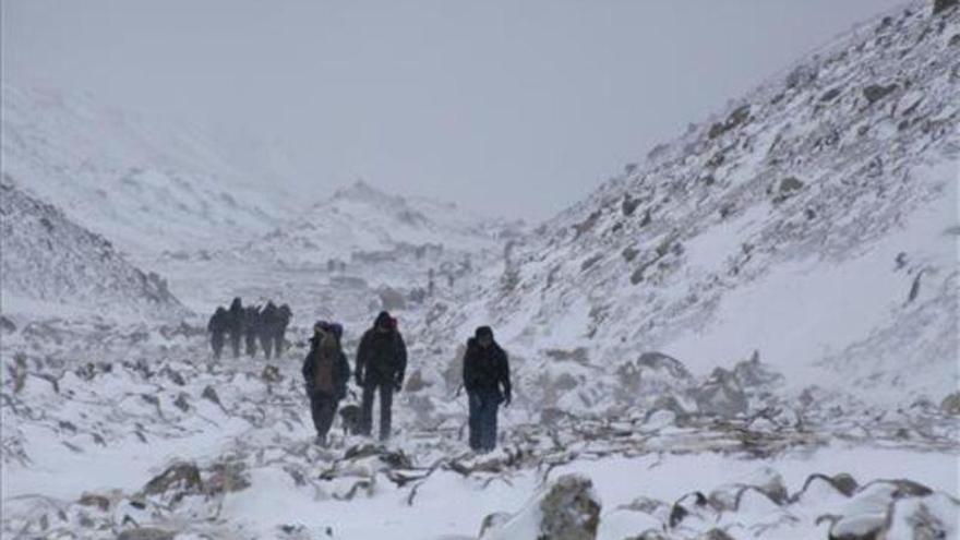 Nepal pide a los escaladores que limpien un campamento del Everest